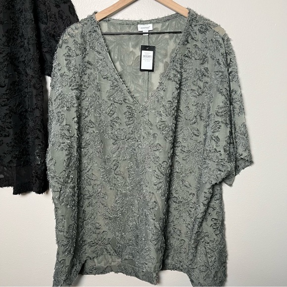 NWT Avenue Women Top 26/28 Black Gray Bunrout Textured 3D Floral V-Neck Art 4X - Picture 9 of 12
